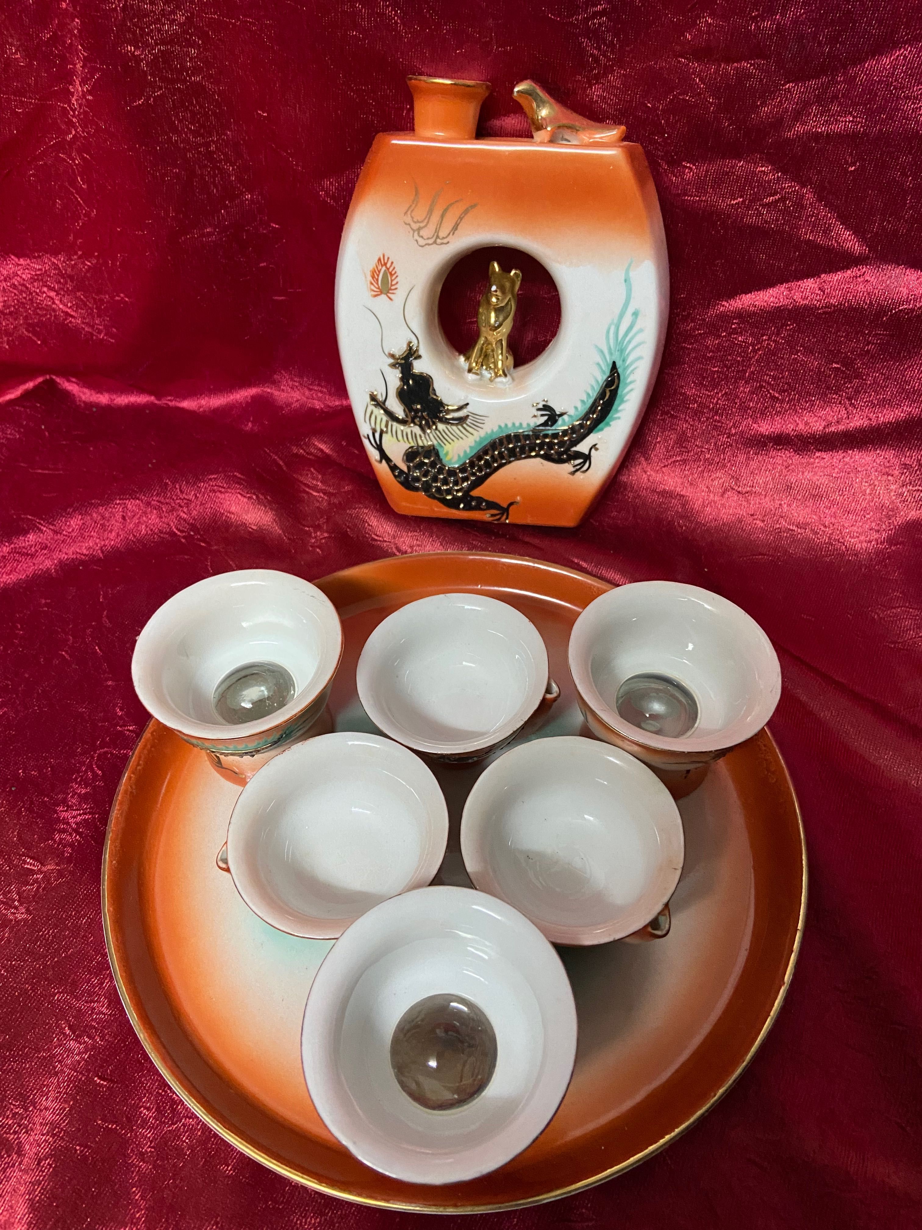 Serviço chá ou sake japonês antigo com som e segredo