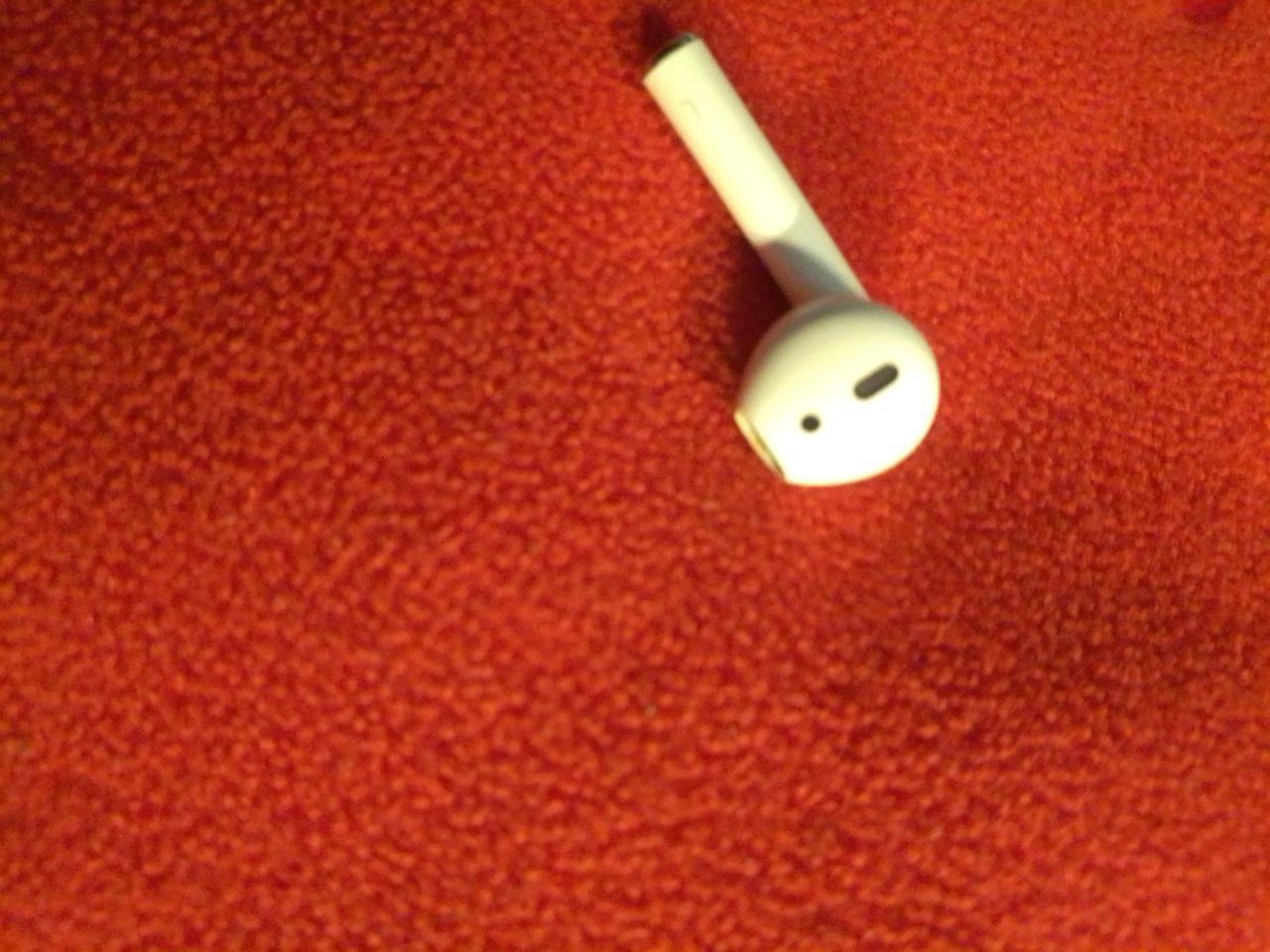 Левый наушник Airpods 2 поколнние