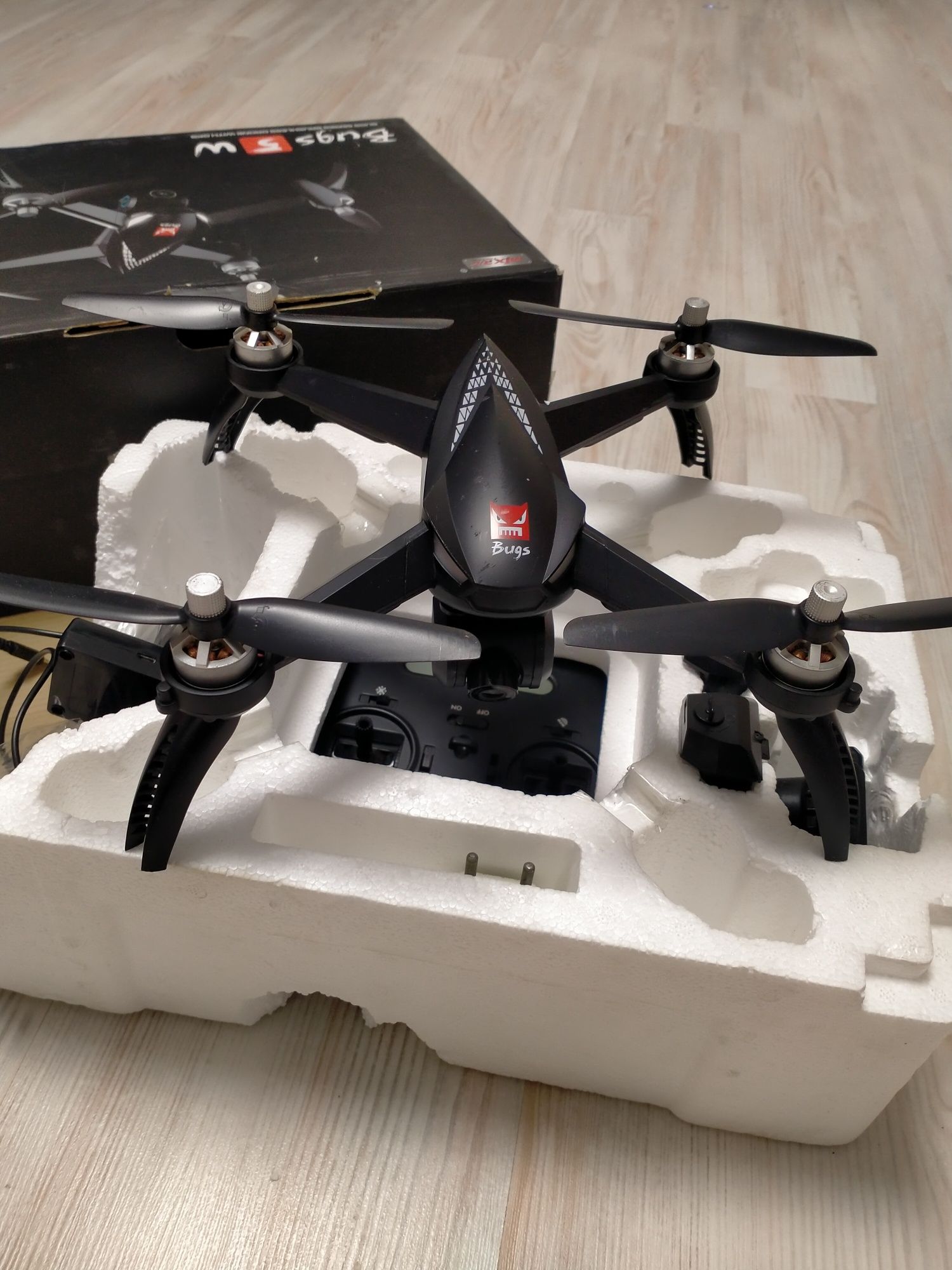 MJX bugs 5w
Квадрік в нормальному стані повністю годни