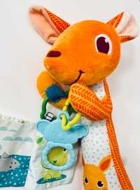 Kangurek Tiny love zabawka sensoryczna do przewijaka łóżeczka