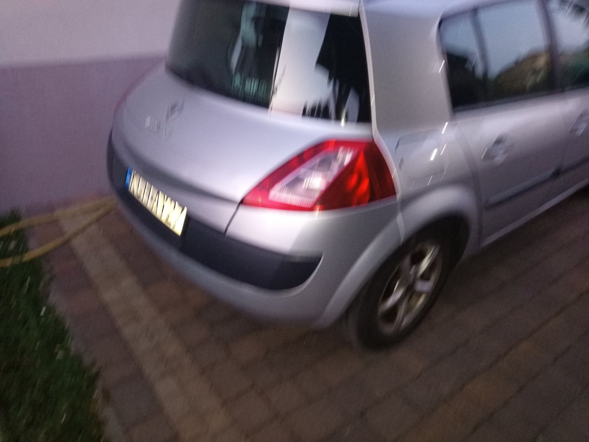 Renault Megane 2 - doinwestowany, godny polecenia.