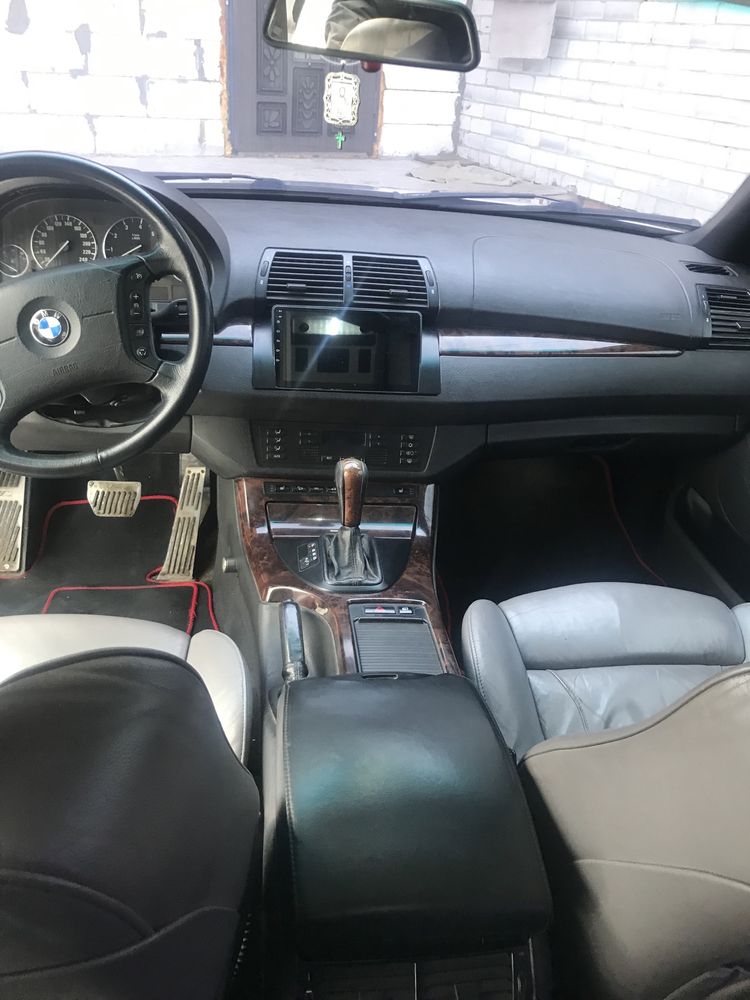 Автомабиль BMW X5