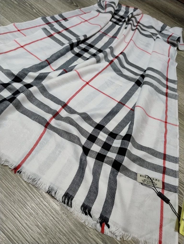 Новий шарф Burberry