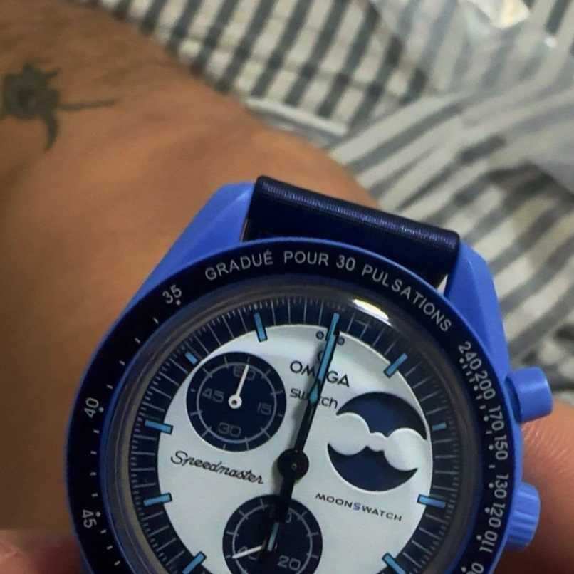 Super Blue Moon Chrono - designerski czasomierz z kosmicznym stylem!