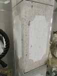 Estante de vidro com pilares de pedra