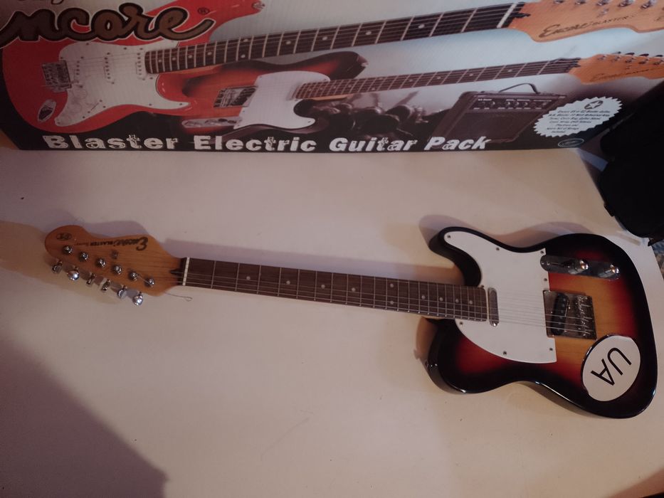 Електрогітара з чохлом в коробці