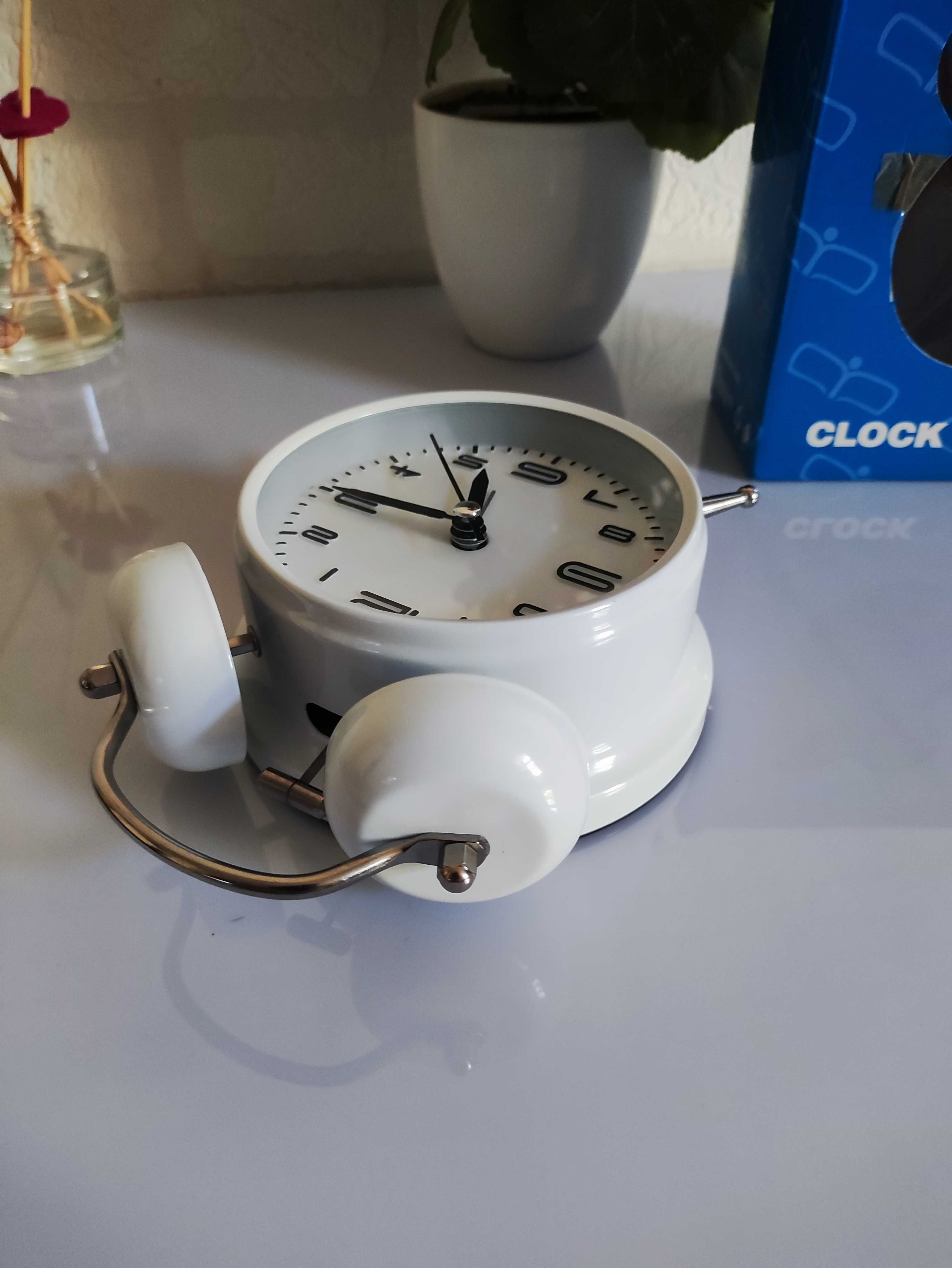 Zegarek Biały Budzik Metalowy podświetlany z lampka zegar