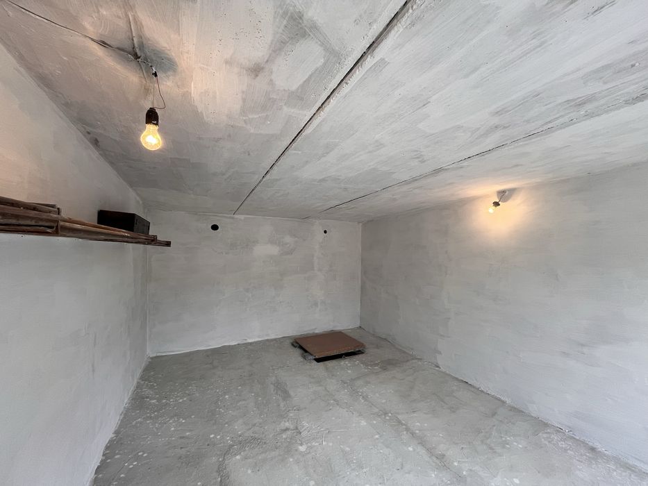 Гараж (доглянутий, зі свіжим ремонтом).