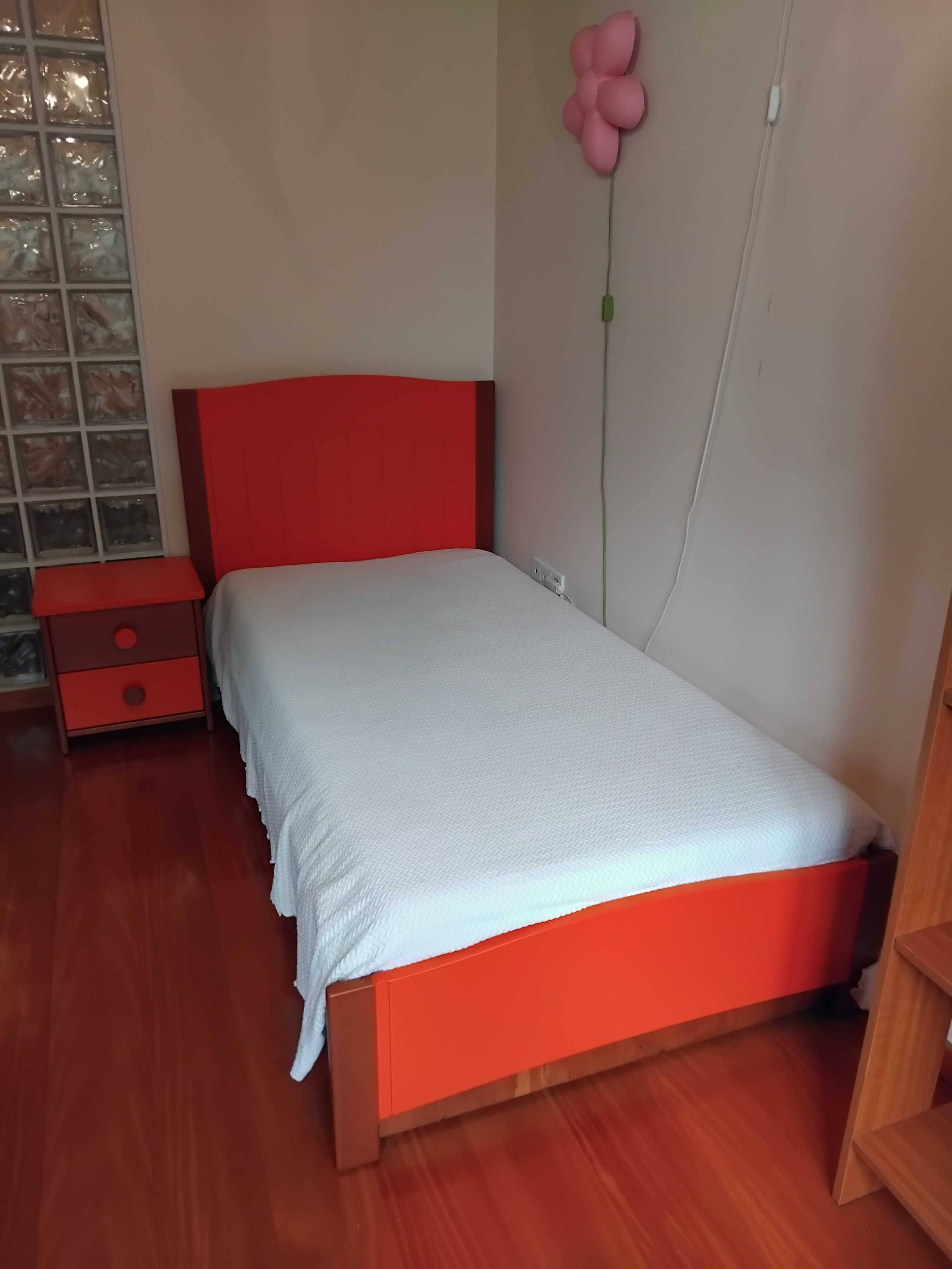 Cama , Escrivaninha e mesinha de cabeceira em ótimo estado