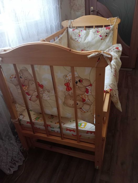 Дерев'яне дитяче ліжечко з маятником та бортиками