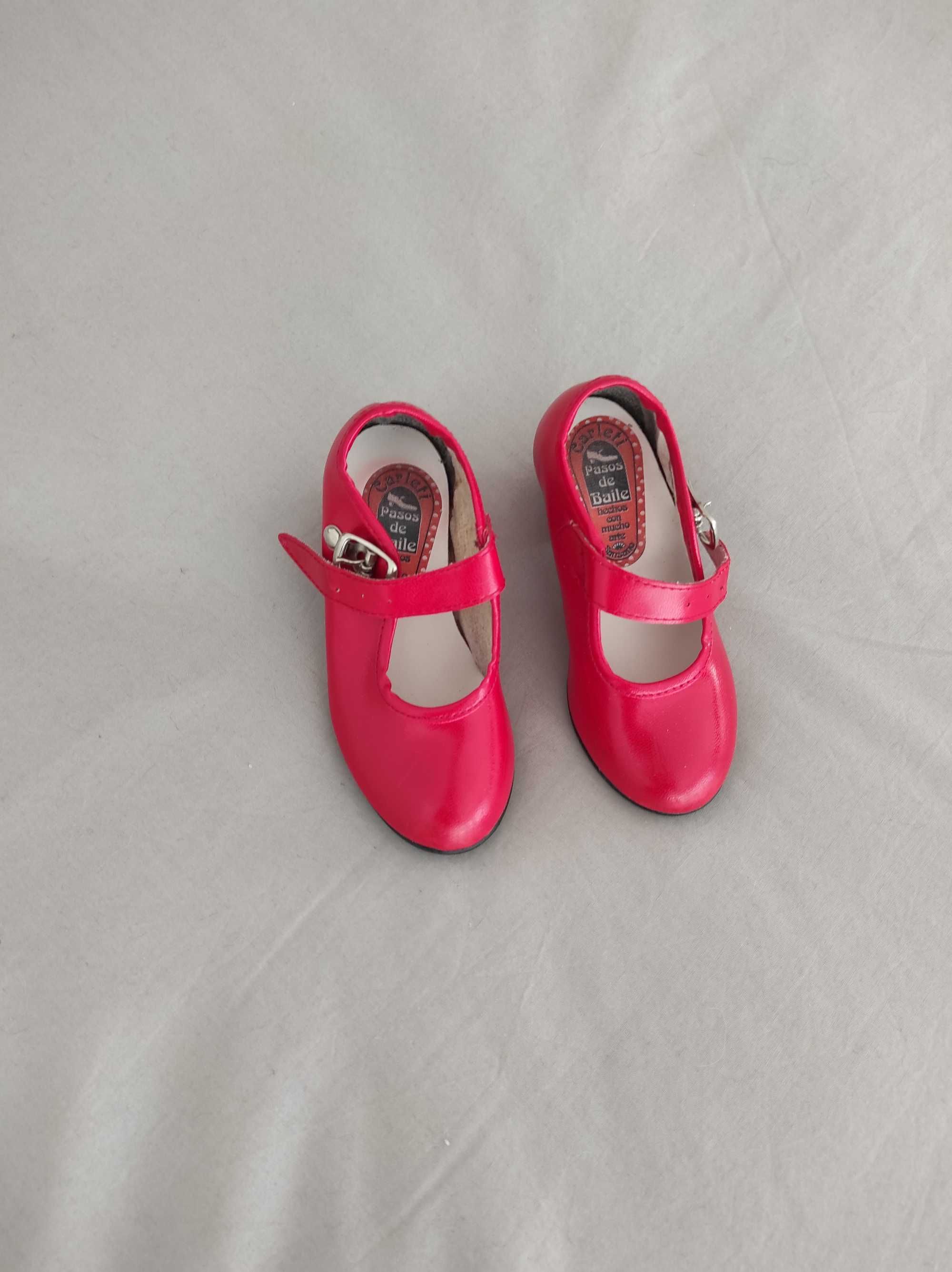 Sapatos vermelhos de sevilhanas em pele
