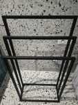 Wieszak na ręczniki wolnostojący czarny metal loft nowoczesny