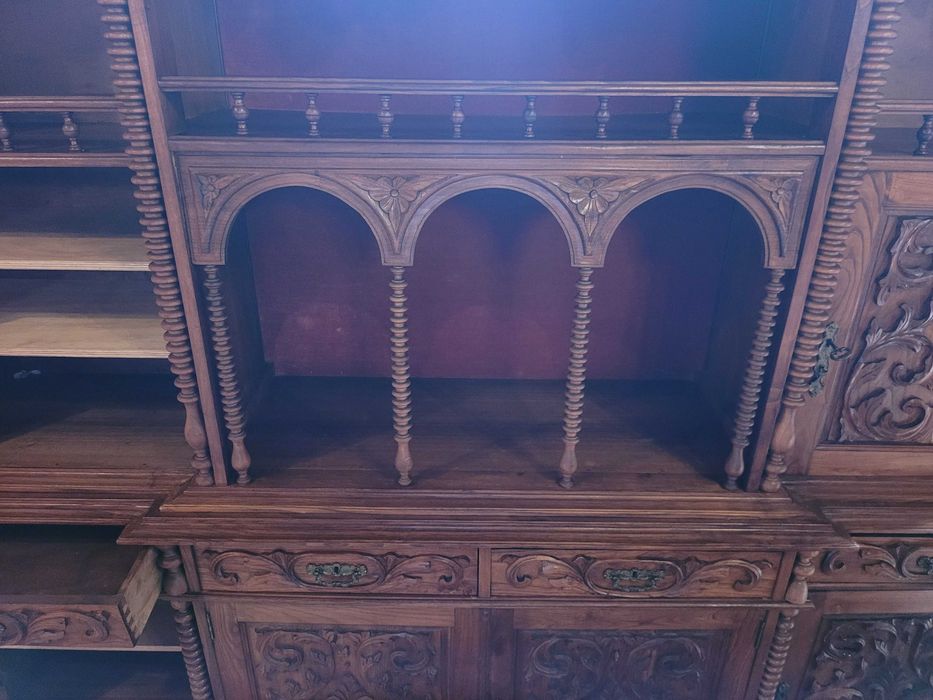 Móvel antigo em madeira maciça - Muito bom estado gera