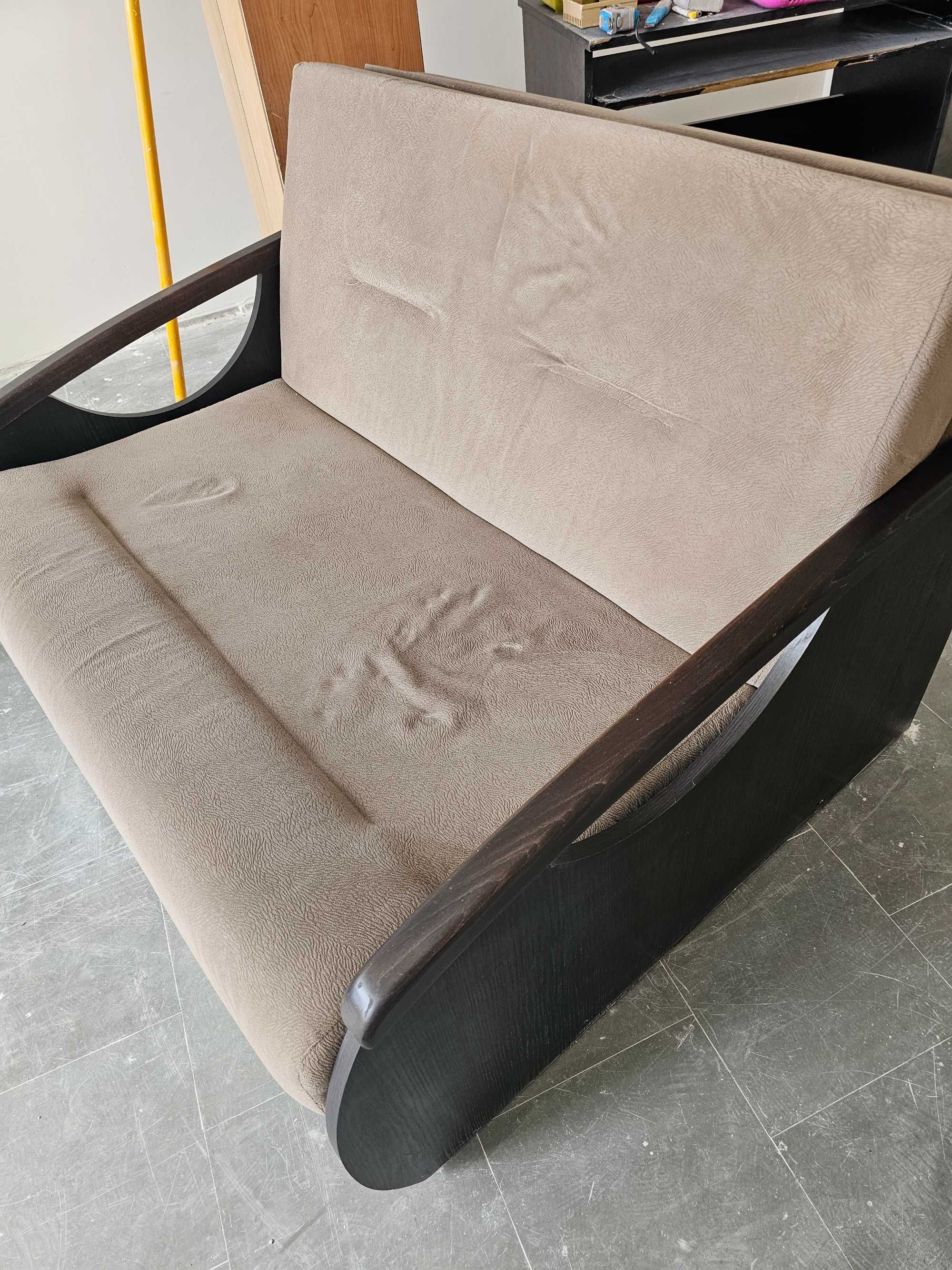 Rozkladana sofa dwuosobowa, z pojemnikiem na pościel