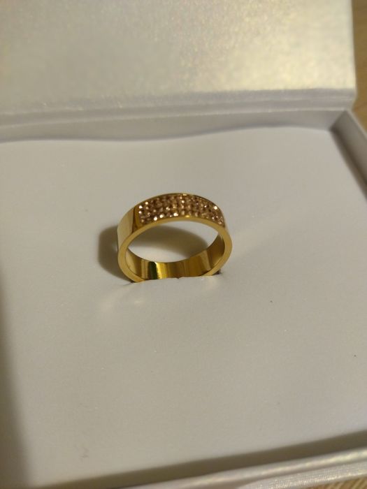 Pierścionek złoty z cyrkoniami, stal chirurgiczna roz.16