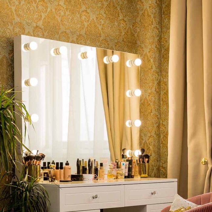 Гримерное зеркало с лампами. На колесах, настенное для макияжа