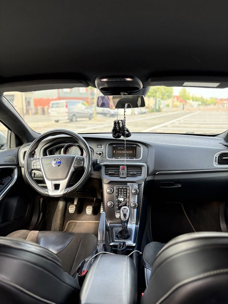 VOLVO V40 2013 r-design