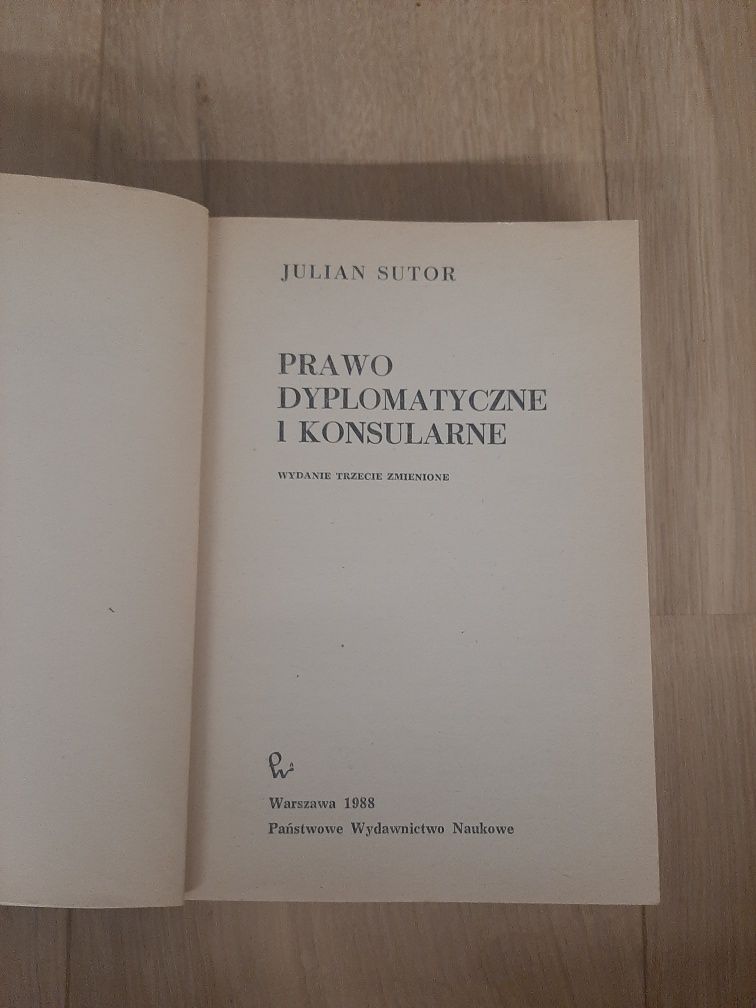 Prawo dyplomatyczne i konsularne - Julian Sutor