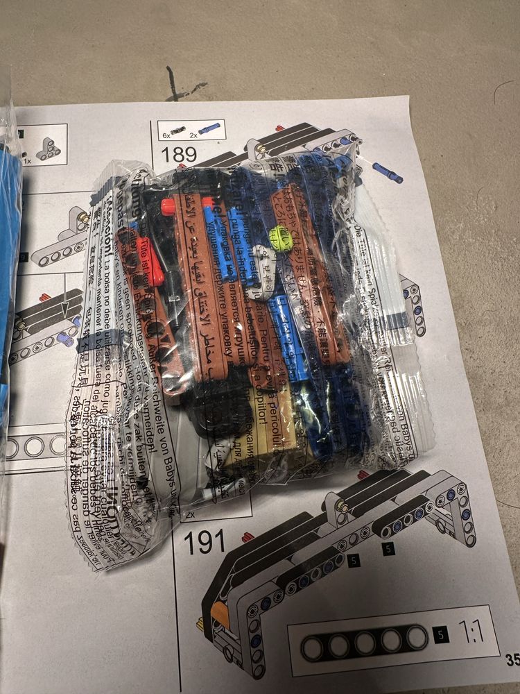 Carro Bugatti LEGO Technic – completo com caixa e instruções.