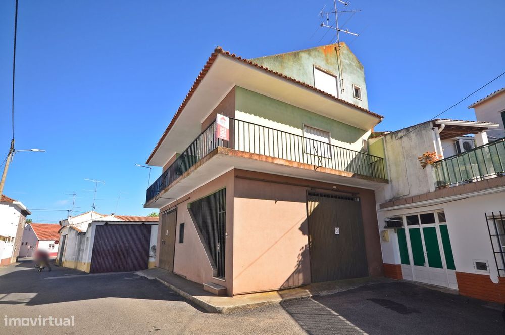 Moradia com 272 m2 de área bruta de construção