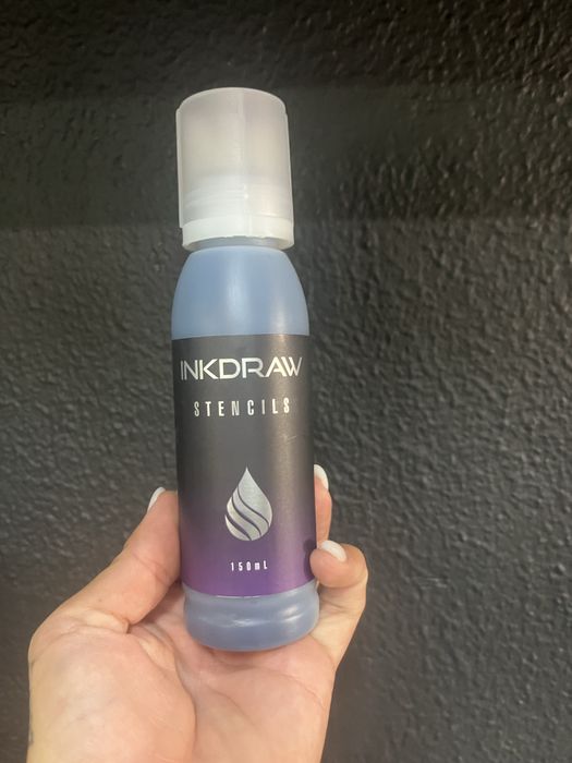 Tinta stencil tank e folhas