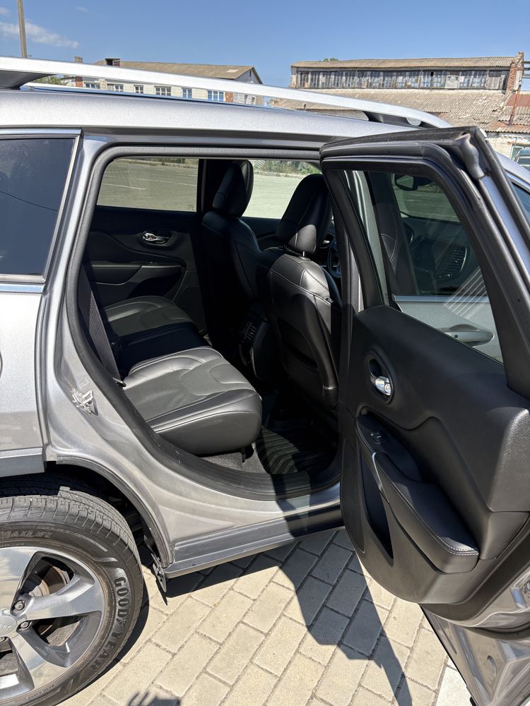 Jeep Cherokee Limited 3,2 2019 року