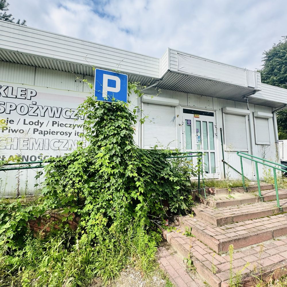 Pawilon sklep lokal Pabianice Warszawska 47. Teren z parkingiem