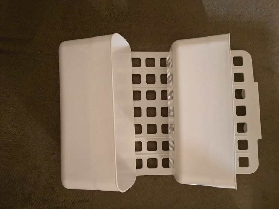 Regulowany plastikowy przybornik na łóżeczko