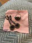 conjunto de brincos e anéis