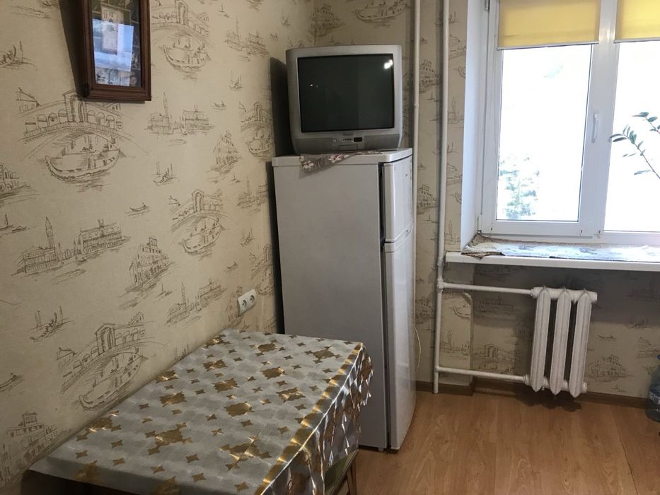 Сдам комнату в двух комн проходнрй  для одной девочки