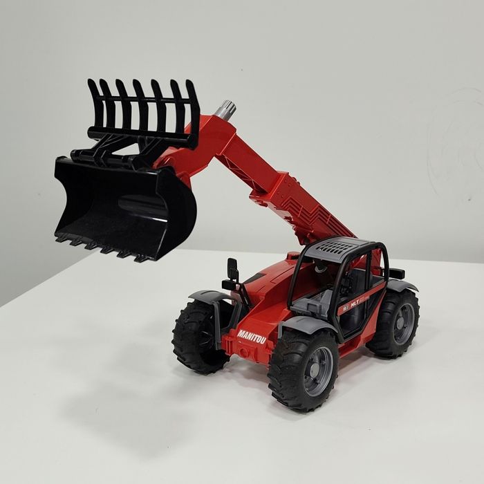 Bruder Дорожній навантажувач із телескопічною стрілою MLT 633
