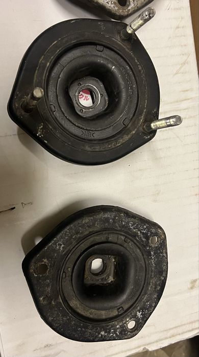 Продам задні рпрри амортизатора Toyota Camry 40