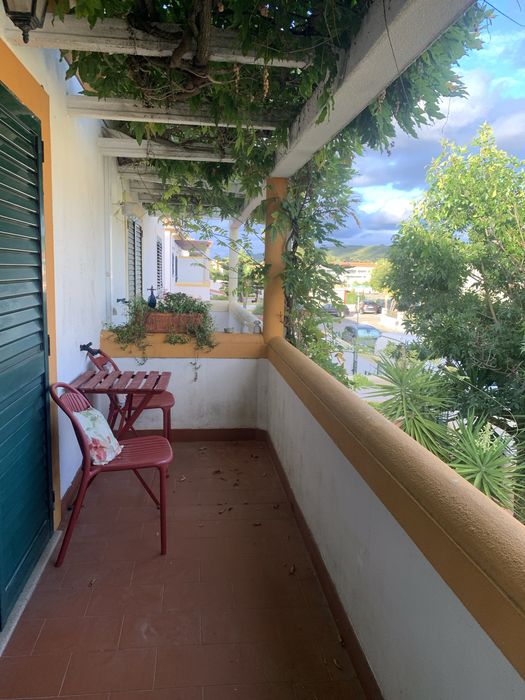 Aluguer de quarto mobilado com casa de banho privada.