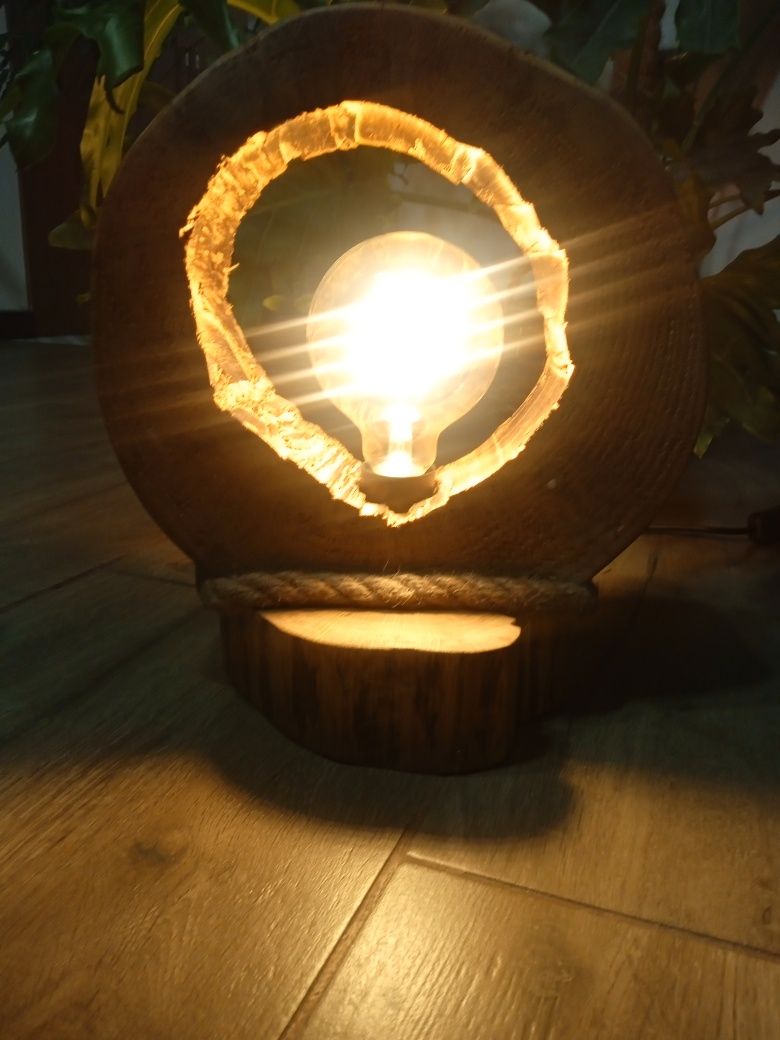 Lampka z drewna w stylu loft-boho