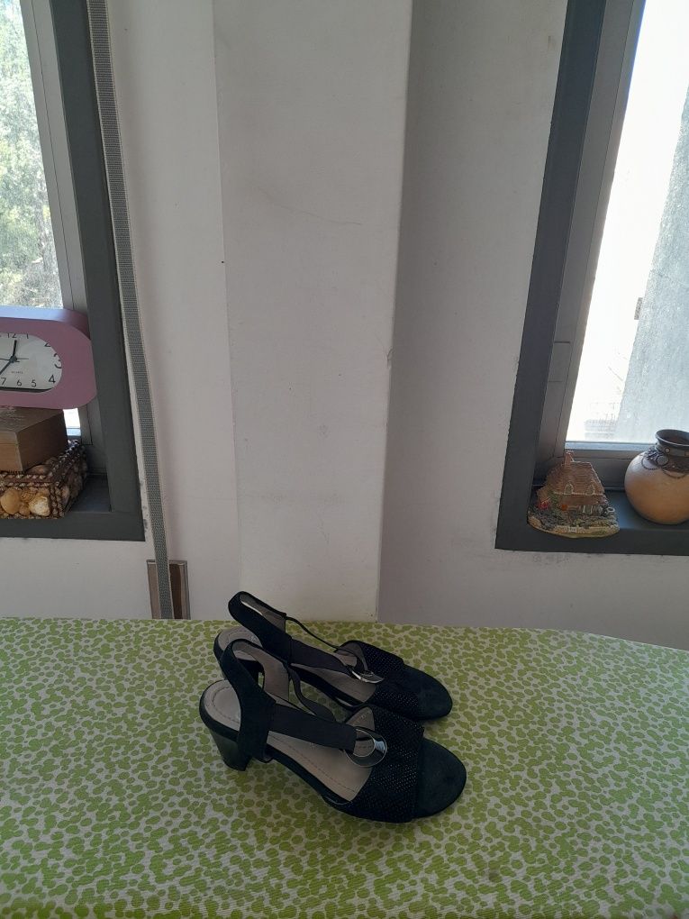 Vendo Sandálias de Senhora ARA muito bonitas como novas
