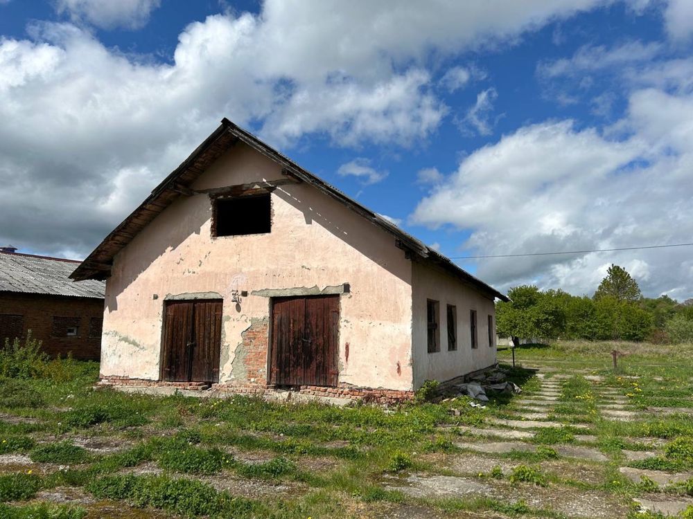 Продається будова в центрі с. Пістинь