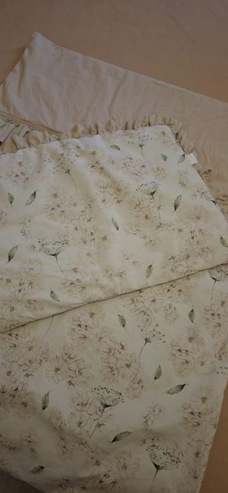 Kołderka z poduszką do łóżeczka z wypełnieniem kwiaty z falbanką