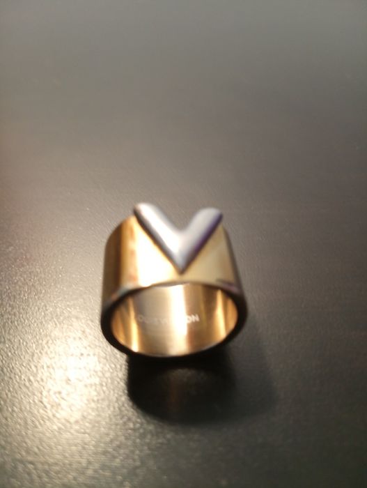 Anel dois tons Louis Vouiton	Modelo Essential V*