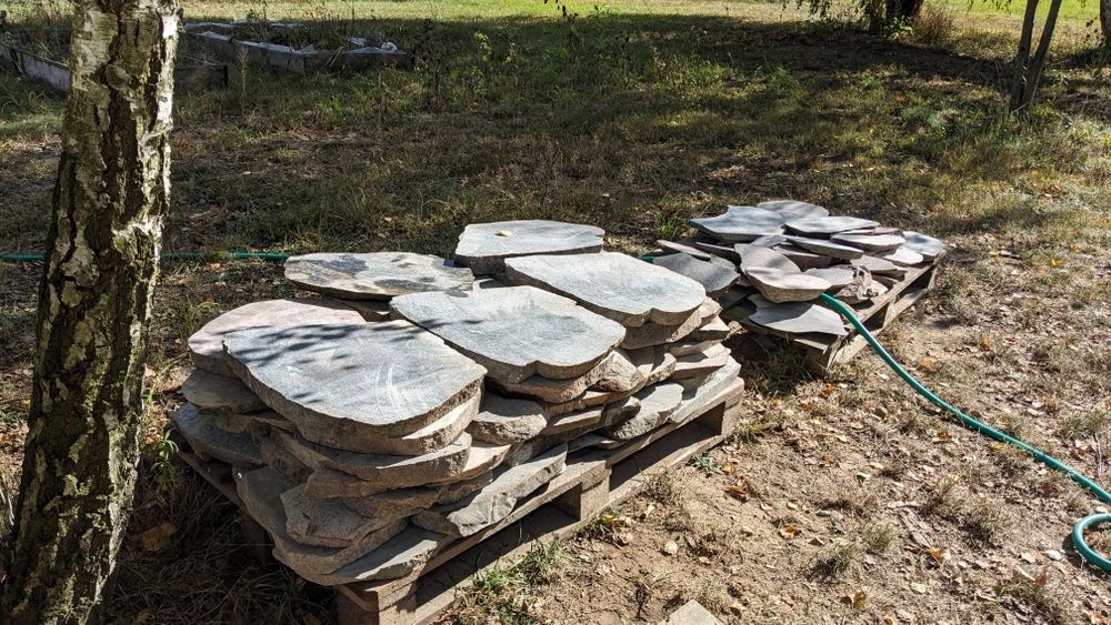 Kamień polny cięty na ścieżkę w ogrodzie podjazd alternatywa kostki