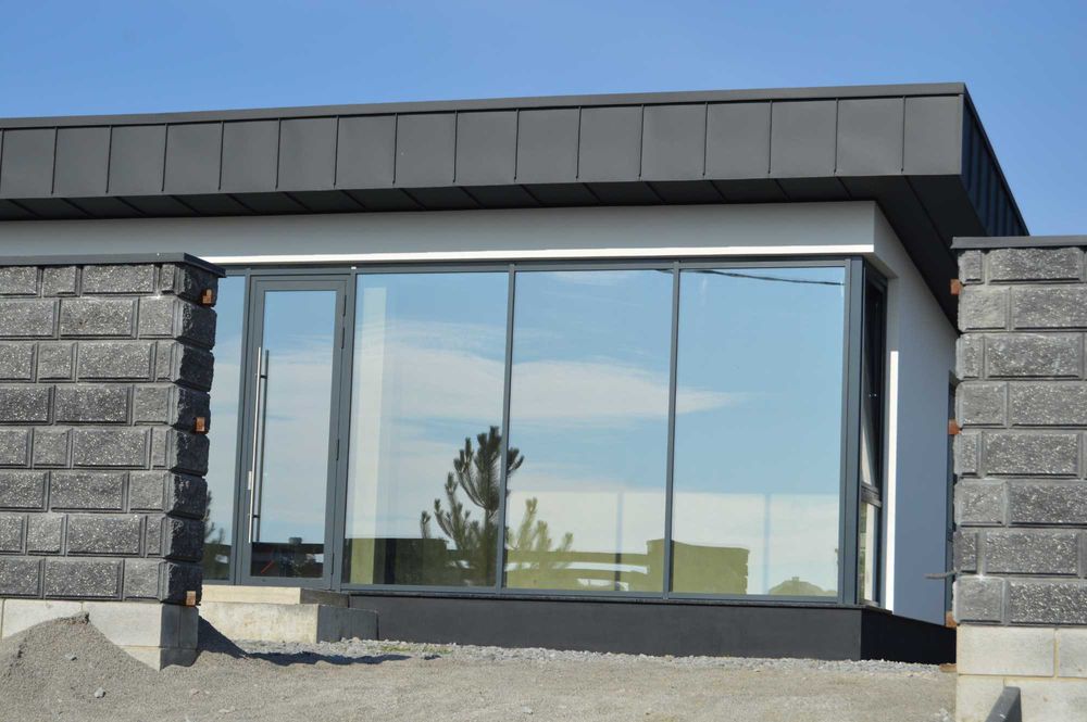 Будинок з фальцевим дахом та панорамним заскленням 75м² та 4 сот Тинне