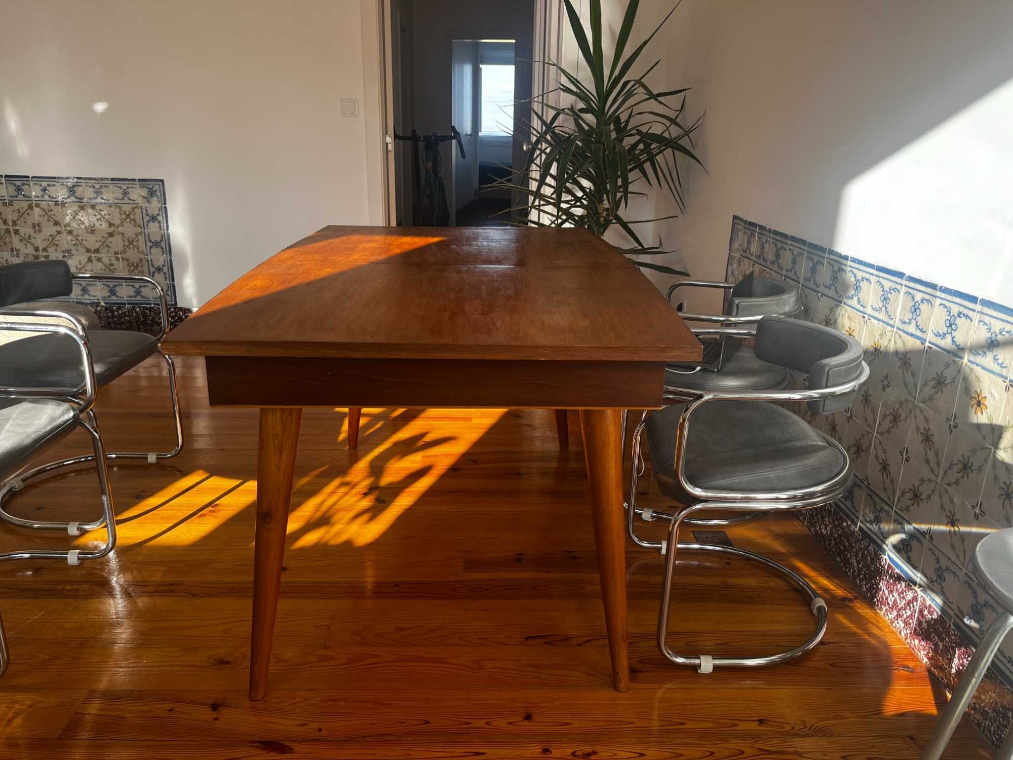 Mesa de jantar em madeira de teca maciça