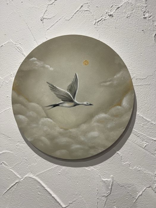 Obraz olejny okrągły. Ptak lecący nad chmurami. Nowoczesny