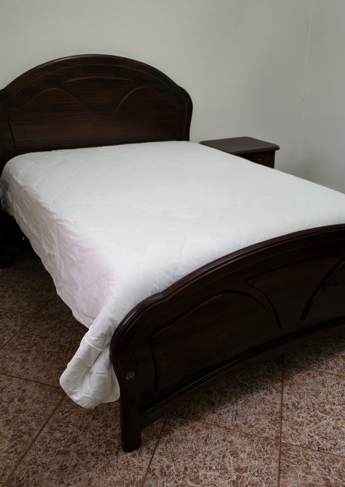 Quarto de casal completo em madeira maciça – Elegância e durabilidade!