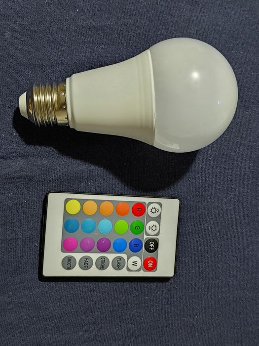 Żarówka LED E27 różne kolory na pilot