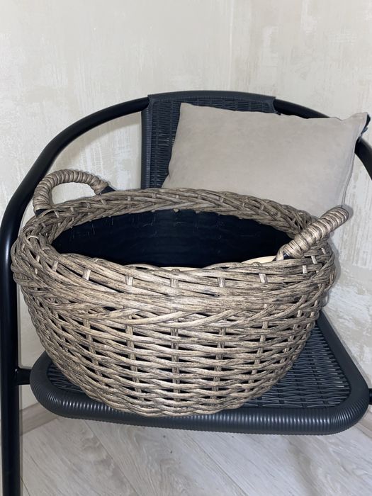 Кошик плетений з ротангу з ручками