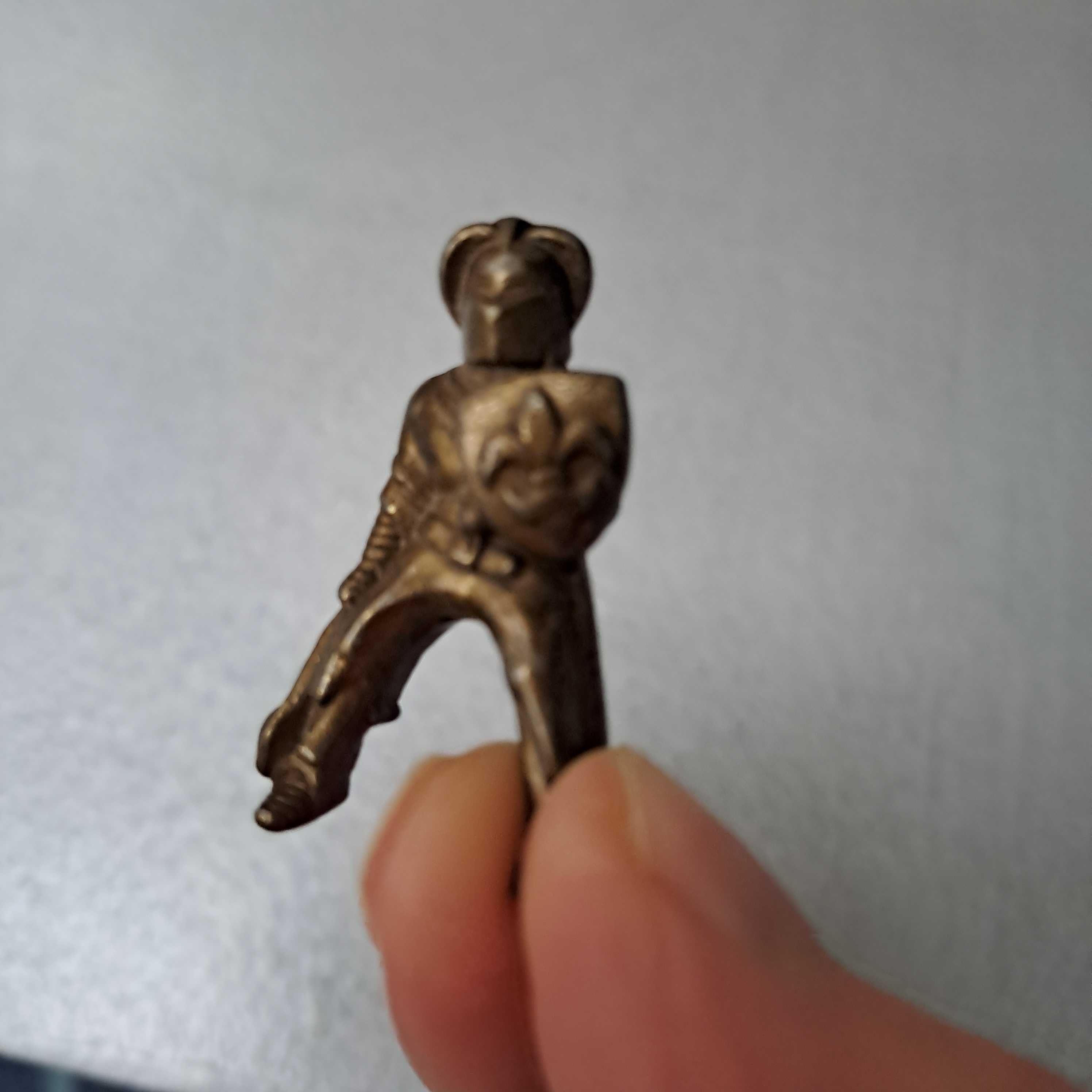 Metalowy rycerz z tarczą