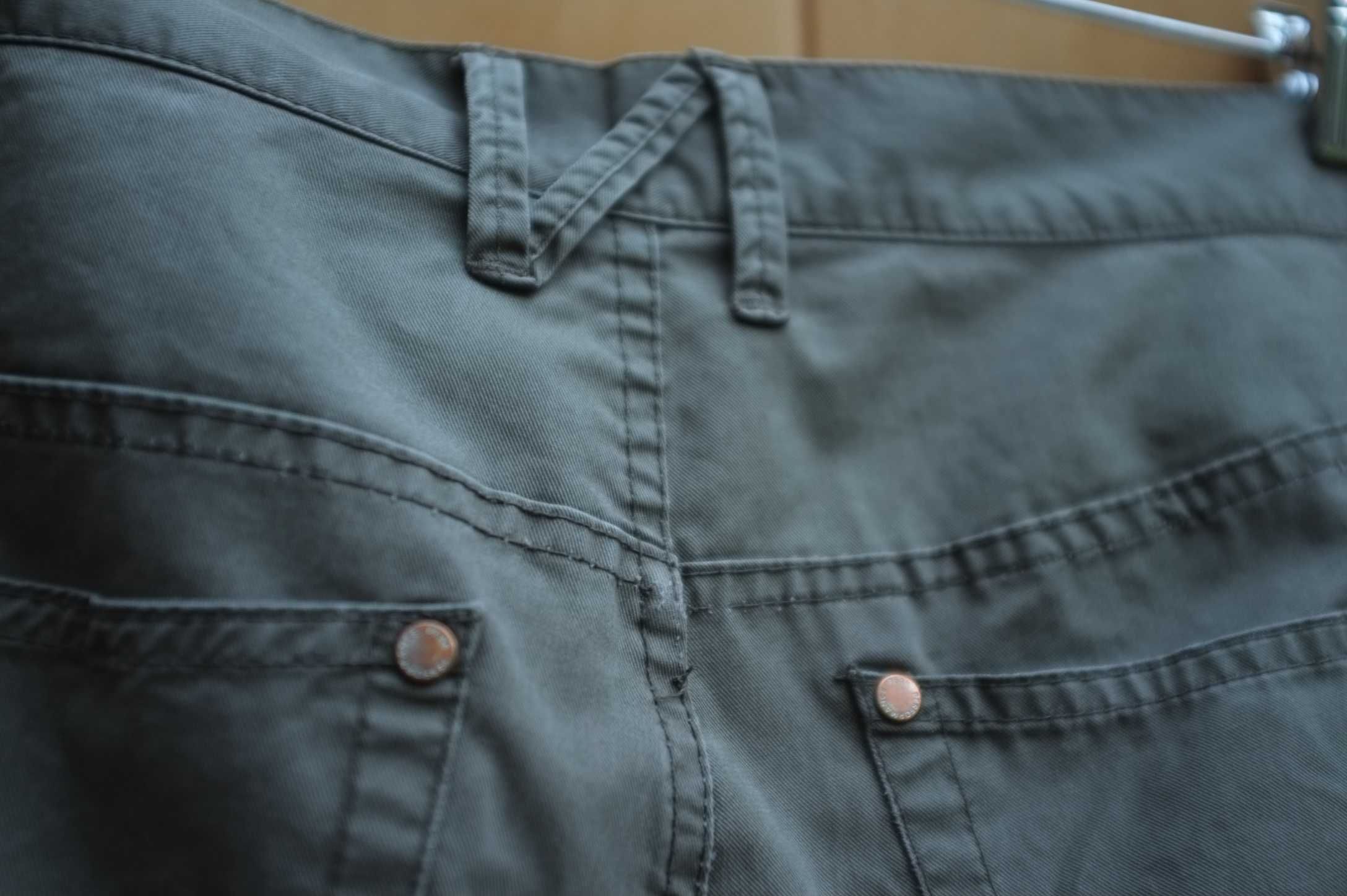 zielone trekkingowe płócienne spodnie Peak Performance khaki W30 L32