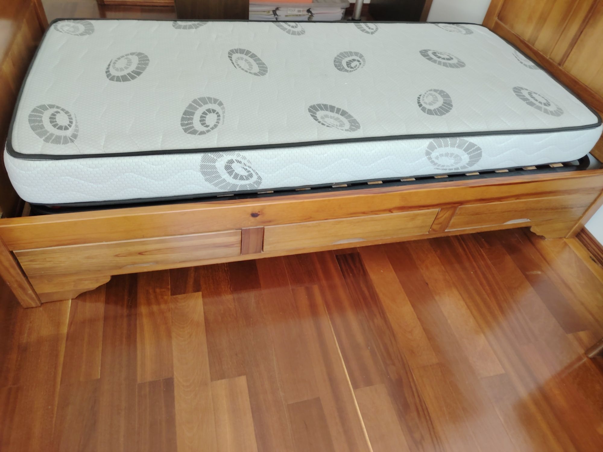 Cama  individual completa, com 4 gavetas e estrado  metálico metálico