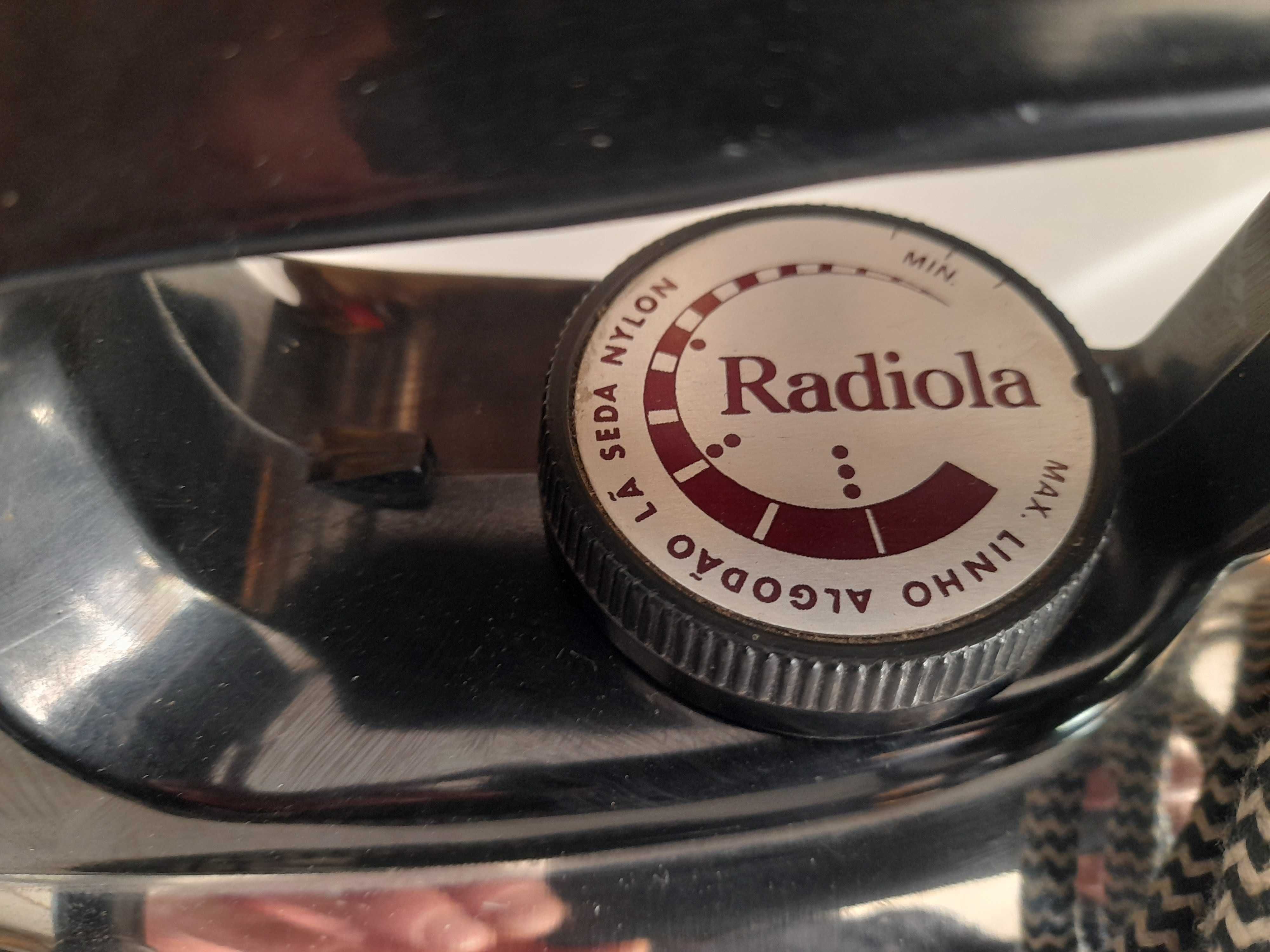 Ferro de passar vintage marca Radiola.