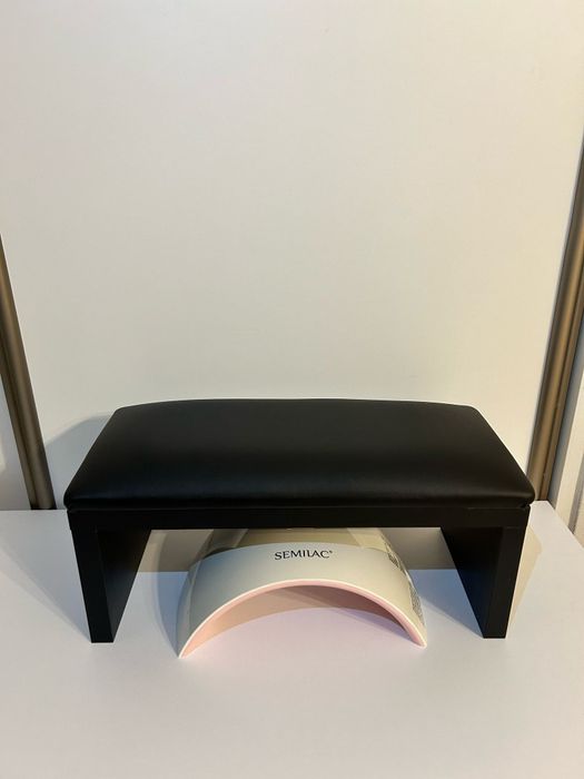 Podpórka do manicure paznokci pod dłoń.  Czarna gładka